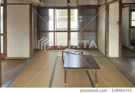 房屋拆除現場,昭和時代木製老房子房間 房屋拆除現場,昭和時代木製老房子房間 139963355