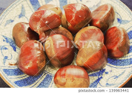 Fluffy boiled chestnuts 139963441