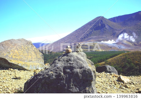 從宮崎縣海老野高原的白鳥山上可以看到石堆,遠處還能看到唐國山。 從宮崎縣海老野高原的白鳥山上可以看到石堆,遠處還能看到唐國山。 139963816