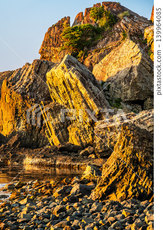 Sunset over Tatekami Rock in Minato [Karatsu City, Saga Prefecture] 139964085