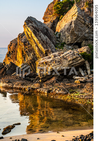 Sunset over Tatekami Rock in Minato [Karatsu City, Saga Prefecture] 139964095
