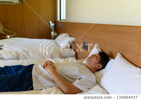 一個男人躺在床上 139964437