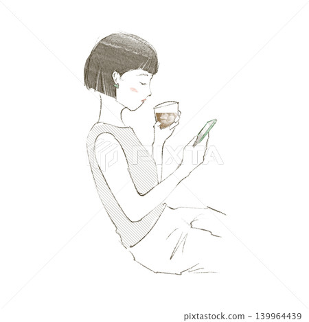 一位女士一邊喝著冰咖啡一邊看著她的智慧型手機。 139964439
