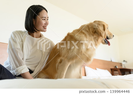 與一位女士和一隻狗在床上共度的片刻 139964446