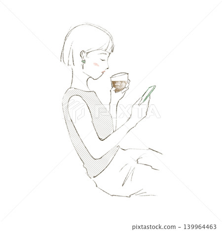 一位女士一邊喝著冰咖啡一邊看著她的智慧型手機。 一位女士一邊喝著冰咖啡一邊看著她的智慧型手機。 139964463