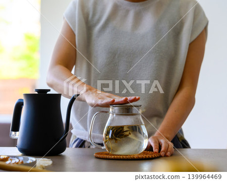 女人泡茶的雙手 女人泡茶的雙手 139964469