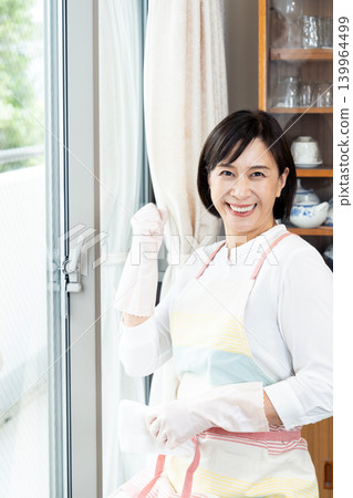 一名女子正在擦窗戶 139964499