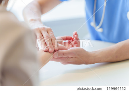 Doctor measuring patient's pulse 139964532