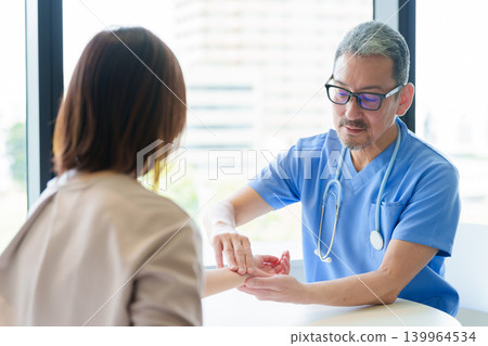 Doctor measuring patient's pulse 139964534