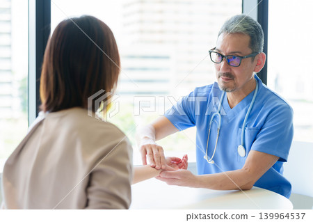 Doctor measuring patient's pulse 139964537