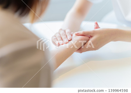 Doctor measuring patient's pulse 139964598