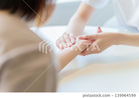 醫生正在測量病人的脈搏 醫生正在測量病人的脈搏 139964599
