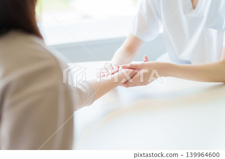 醫生正在測量病人的脈搏 醫生正在測量病人的脈搏 139964600