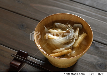 Miso soup with new onions, fried tofu, and shimeji mushrooms Miso soup with new onions, fried tofu, and shimeji mushrooms 139964695