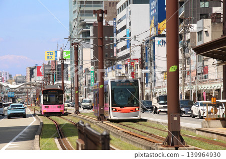 沿著阿倍野筋和阿倍野 Harukas 運行的阪堺電車 沿著阿倍野筋和阿倍野 Harukas 運行的阪堺電車 139964930