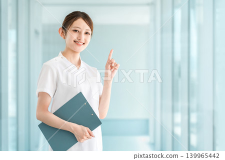 身穿手術服的年輕亞裔女性：醫生、護士、護理員和急診醫生。 139965442