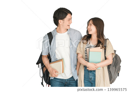 學生手拿課本和筆記本；男女大學生（校園生活、情人、情侶） 139965575