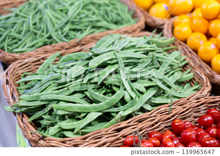 Green kidney beans in shop window Green kidney beans in shop window 139965647