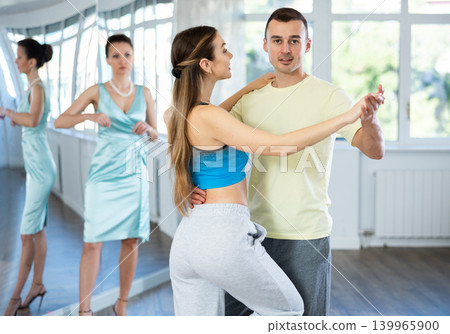 Couple learning to dance Viennese waltz with female choreographer 139965900