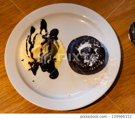 Exquisite French dessert is chocolate kulan Exquisite French dessert is chocolate kulan 139966152