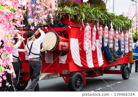 在田川稻荷神社初摩祭上,伴隨防火虎舞的彩車緩緩行進。 在田川稻荷神社初摩祭上,伴隨防火虎舞的彩車緩緩行進。 139966384