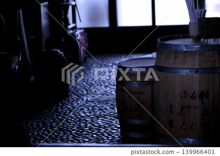 昏暗的店內擺放著木桶和鵝卵石。 139966401