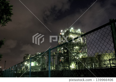 夜間的工廠和圍欄 夜間的工廠和圍欄 139966406