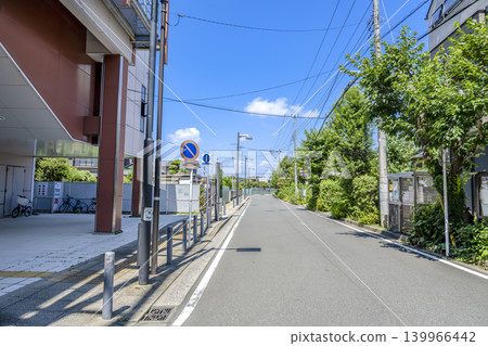 小津久站前的寧靜道路和車站大樓 小津久站前的寧靜道路和車站大樓 139966442