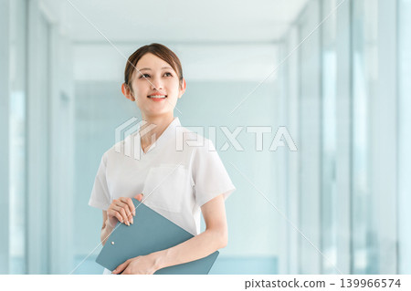身穿手術服的女護士、護理學生和醫護人員在醫院和學校走廊(求職、職業轉型、資格認證) 身穿手術服的女護士、護理學生和醫護人員在醫院和學校走廊(求職、職業轉型、資格認證) 139966574