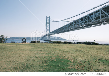 從神戶舞妓公園眺望明石海峽大橋和淡路島 139966605