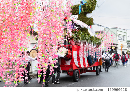 在田川稻荷神社初摩祭上,伴隨防火虎舞的彩車緩緩行進。 在田川稻荷神社初摩祭上,伴隨防火虎舞的彩車緩緩行進。 139966628