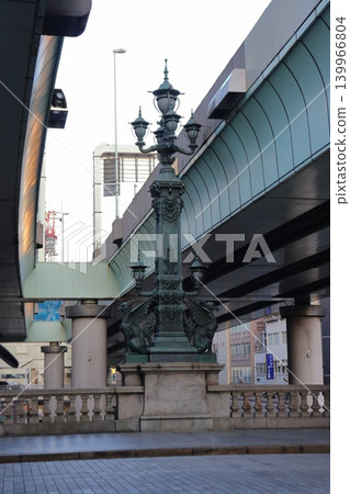 (日本橋麒麟雕像,位於首都高速公路內環路高架路段之間) (日本橋麒麟雕像,位於首都高速公路內環路高架路段之間) 139966804
