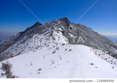 Higashi-Tengu, a peak of Tengudake, as seen from near the saddle of the Yatsugatake Mountains in Nagano Prefecture. 139966890