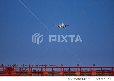 黃昏時分的仙台機場,飛機降落,宮城縣名取市 黃昏時分的仙台機場,飛機降落,宮城縣名取市 139966937