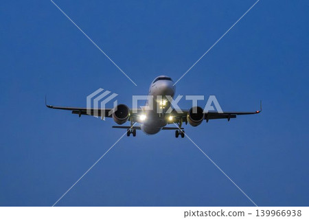 黃昏時分的仙台機場,飛機降落,宮城縣名取市 黃昏時分的仙台機場,飛機降落,宮城縣名取市 139966938