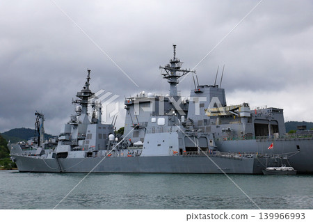 驅逐艦和補給艦停泊在錨地。 驅逐艦和補給艦停泊在錨地。 139966993