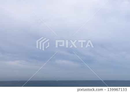 廣闊的天空,朵朵白雲飄過,海面平靜無波。 廣闊的天空,朵朵白雲飄過,海面平靜無波。 139967133