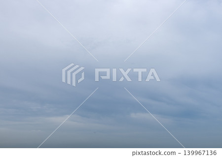 一片淡白色的雲朵鋪滿藍天。 一片淡白色的雲朵鋪滿藍天。 139967136