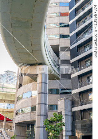 TKP Gate Tower 大廈(TKP Garden City 大阪梅田):大阪罕見的有高速公路穿過的建築。 TKP Gate Tower 大廈(TKP Garden City 大阪梅田):大阪罕見的有高速公路穿過的建築。 139967374