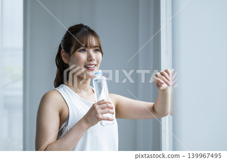 年輕女子喝水 139967495