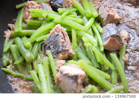 Simmered mackerel in can and mizuna Simmered mackerel in can and mizuna 139967500