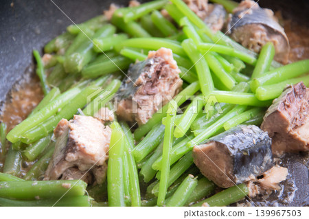 Simmered mackerel in can and mizuna Simmered mackerel in can and mizuna 139967503