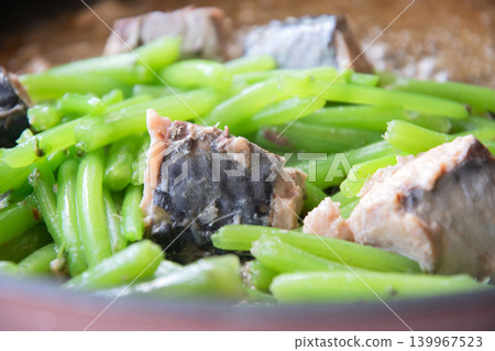 Simmered mackerel in can and mizuna Simmered mackerel in can and mizuna 139967523