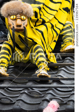 Tiger dance on the roof of Tagawa Inari Shrine's Hatsuuma Festival to ward off fire 139967564