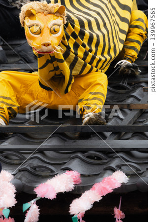 Tiger dance on the roof of Tagawa Inari Shrine's Hatsuuma Festival to ward off fire Tiger dance on the roof of Tagawa Inari Shrine's Hatsuuma Festival to ward off fire 139967565