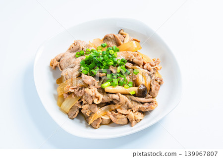 一張日式炒豬肉蘑菇的照片,上面撒有蔥花。 一張日式炒豬肉蘑菇的照片,上面撒有蔥花。 139967807