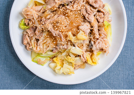 Stir-fried pork, cabbage, and glass noodles with sesame seeds (Japanese style stir-fry) 139967821