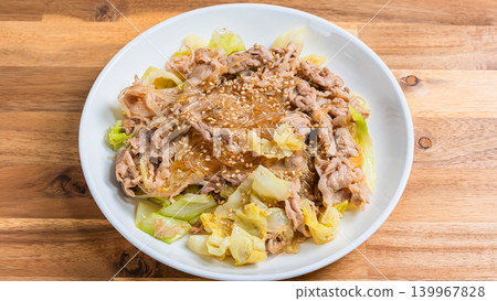 Stir-fried pork, cabbage, and glass noodles with sesame seeds (Japanese style stir-fry) 139967828