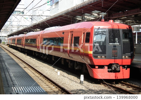 253系特急列車日光/鬼怒川方向停靠池袋站。 253系特急列車日光/鬼怒川方向停靠池袋站。 139968000