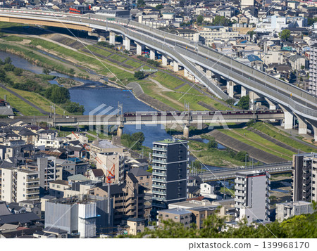 阪急寶塚列車沿途經過的稻川河畔的景色。 阪急寶塚列車沿途經過的稻川河畔的景色。 139968170